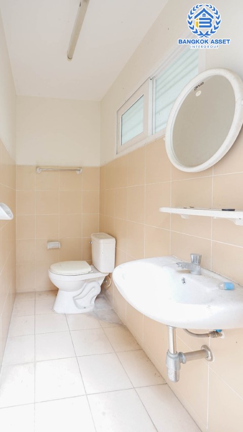 บ้านเดี่ยวมือสองย่านนนทบุรีฯ ม.คาซ่าแกรนด์ รัตนาธิเบศร์-ราชพฤกษ์ เนื้อที่กว้างขวางมากถึง 111 ตร.ว. ฟังก์ชัน 4 ห้องนอน 5 ห้องน้ำ ที่จอดรถ 5 คัน แถมฟรี! เครื่องปรับอากาศ 7 เครื่อง บนทำเลแห่งการเดินทาง ใกล้รถไฟฟ้าสายสีม่วง "สถานีบางรักใหญ่"...